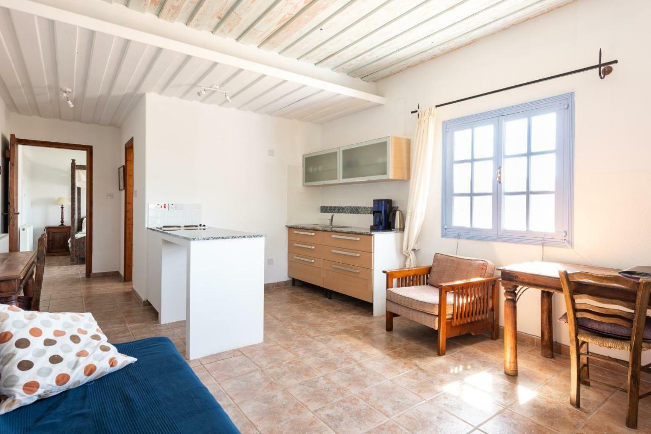 Adamos Hotel Apartments Tochni Extérieur photo